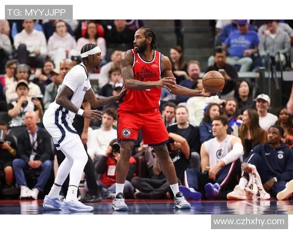 快船在绝境中逆袭灰熊上演惊天逆转全场观众为之震撼